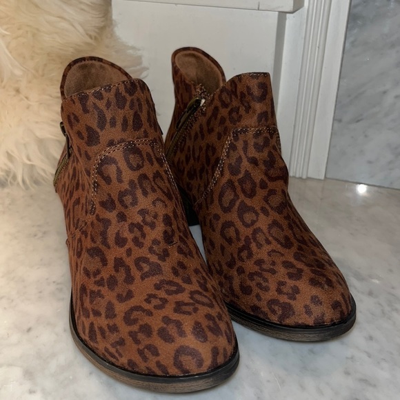 new! American Rag Abby Ankle Booties in Leopard Microsuede Size 6 - Picture 3 of 11